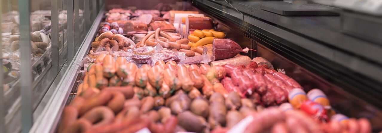 Wurst- und Schinkenspezialitäten in der Verkaufstheke der Metzgerei Schels