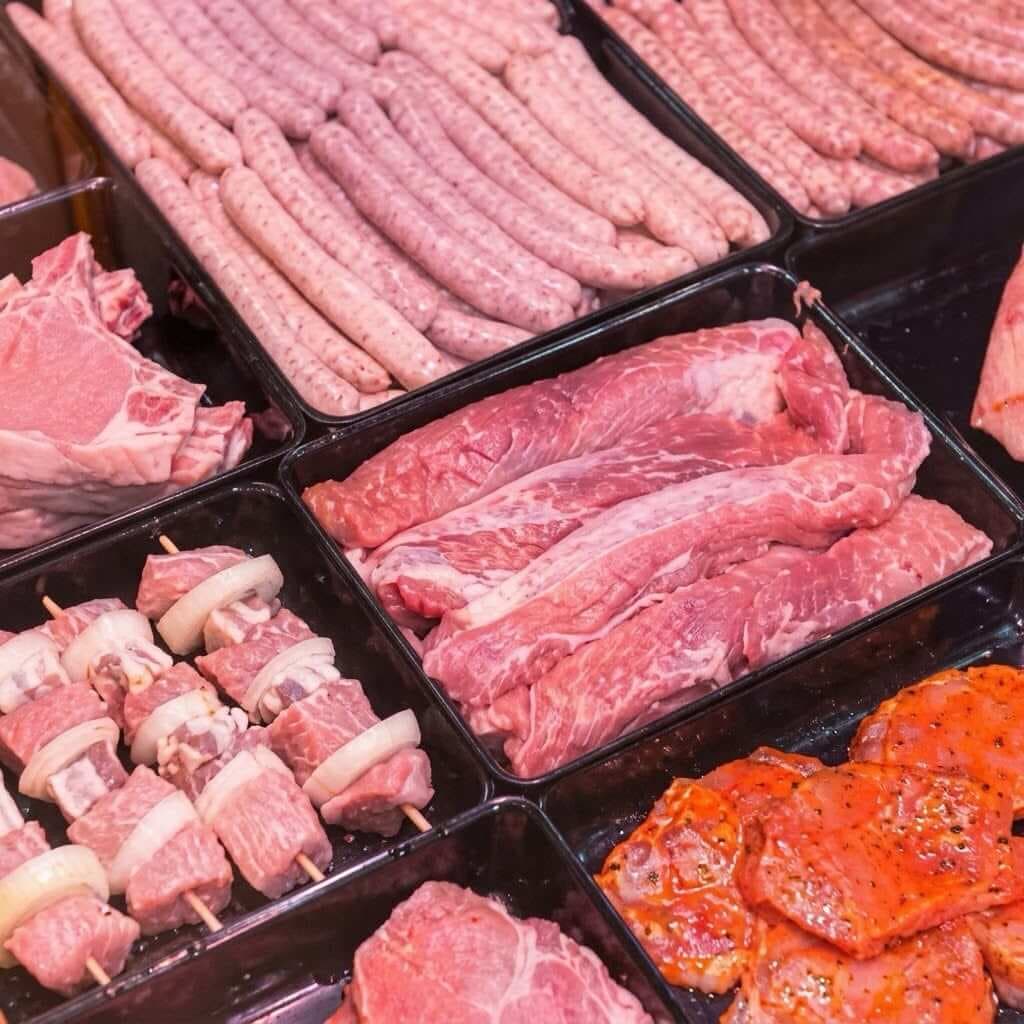 Frische Grillspezialitäten mit Bratwürsten, Fleischspießen und mariniertem Fleisch in der Metzgerei Schels