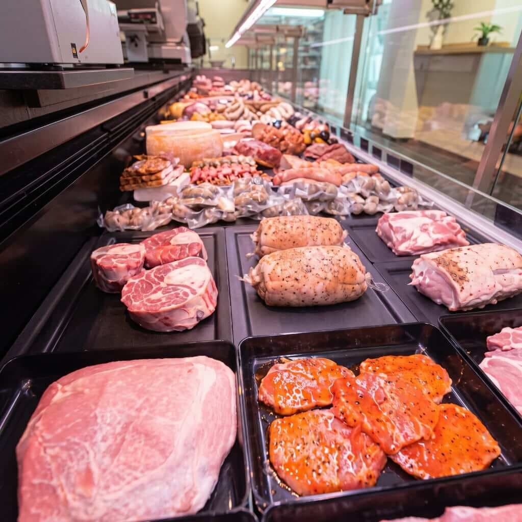 Grillfleisch und marinierte Grillspezialitäten in der Verkaufstheke der Metzgerei Schels