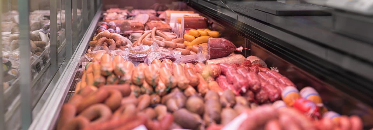 Blick in die Wursttheke der Metzgerei Schels mit Würsten und Salami