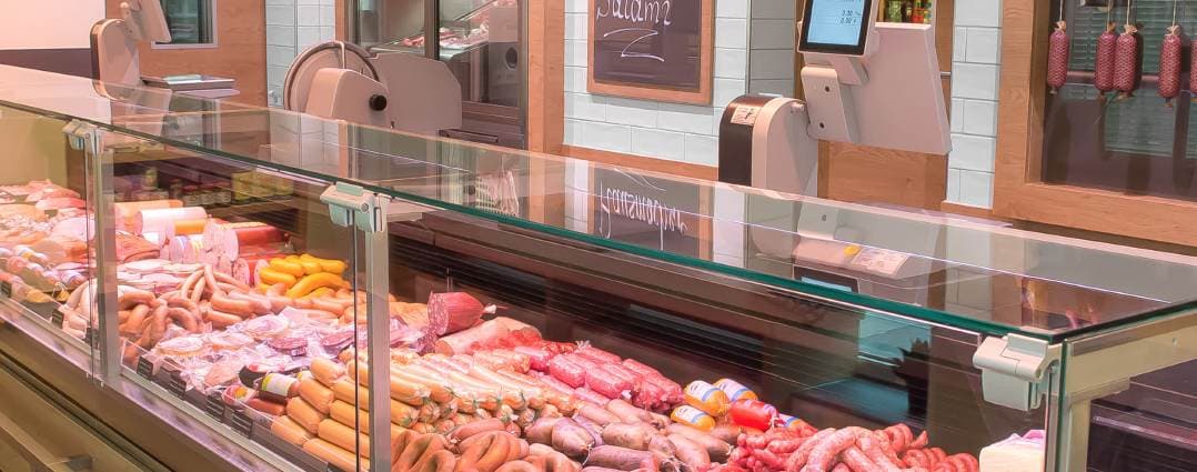 Verkaufstheke der Metzgerei Schels mit Waagen und Wurstauslage