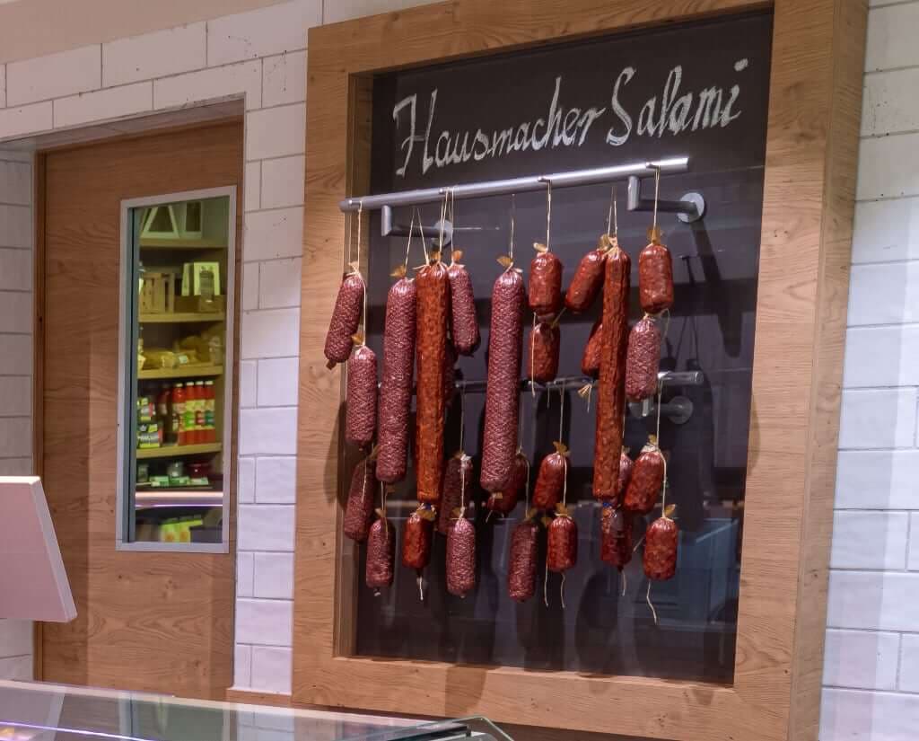 Hausmacher Salami aus eigener Herstellung in der Metzgerei Schels