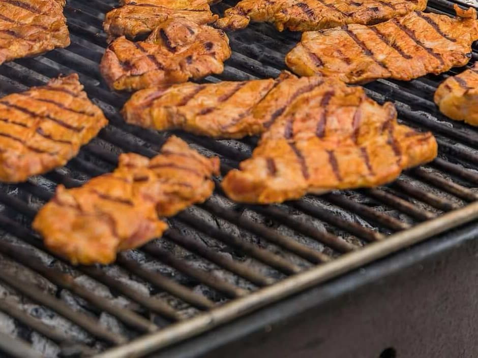 Marinierte Grillspezialitäten auf dem Grillrost